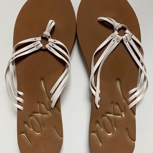 NWOT ROXY FLIP FLOPS